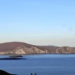 Spectacular Ocean Views In Tranquil And Private Location 度假居